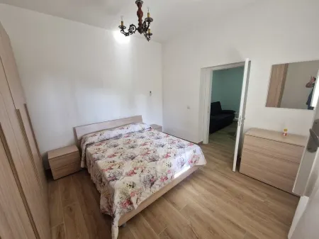 House sleeps 4 with garden by the sea