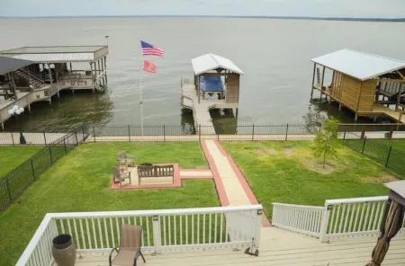 Livingston Lake Living Отели в г. Оналяска