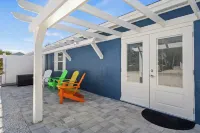 2 bedroom, walk to beach-bikes-kayaks-grill-picnic-hot outdoor shower-beach gear