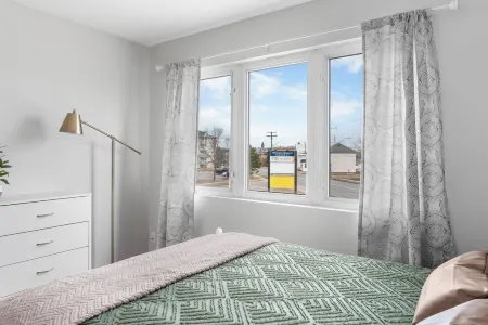 Downtown Apt w/ Free parking and AC