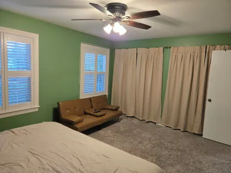 Premier 4BR/2.5BA Home: Across from Great Wolf Lodge & Mins to Six Flags, I-94!