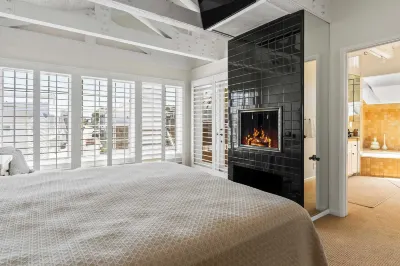 Oceanfront Home Walk to Balboa Pier + Scenic Views Balboa Peninsula Point by Avantstay Các khách sạn gần Sherman Library & Gardens