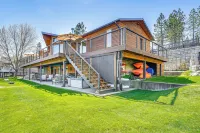 Lakefront Retreat w/ Kayaks, Paddle Boards & Deck! - parking