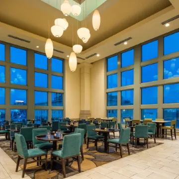 Hilton Garden Inn Philadelphia Center City Отели рядом с достопримечательностью «Зал Независимости»