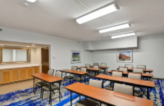 州立學院歡朋酒店