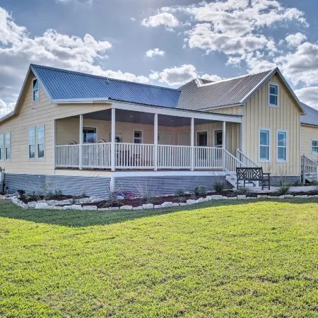 Hot Tub & Game Room: Schulenburg Retreat