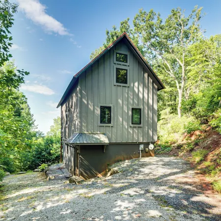 Hot Tub & Mtn Views: Modern Old Fort Hideaway!