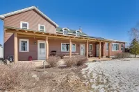 Historical Log Cabin on 80 Acres in Hartford! - Badekar