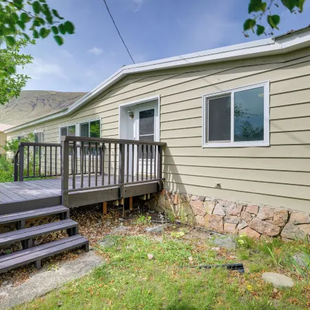 Cozy Salmon Home w/ Mountain Views & River Access