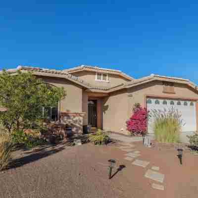 Desert Dreams - Charming 2-bedroom house with a salt water pool Hotel Exterior