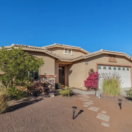 Desert Dreams - Charming 2-bedroom house with a salt water pool