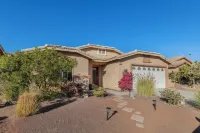 Desert Dreams - Charming 2-bedroom house with a salt water pool