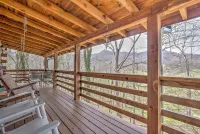 Serene Cabin in the Smokies w/ 2 Decks & Hot Tub! - 3-stjärniga