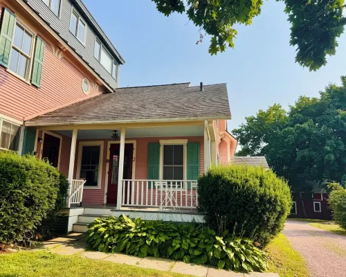 Peaceful 1BR ground floor with garden view - Simple, Stylish, Shelburne Hotels in Shelburne