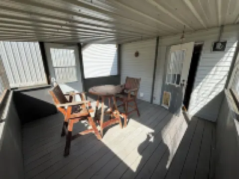 Pet friendly, private dock, 3 bedroom home in Porum, OK. Walk to Lake Eufaula.