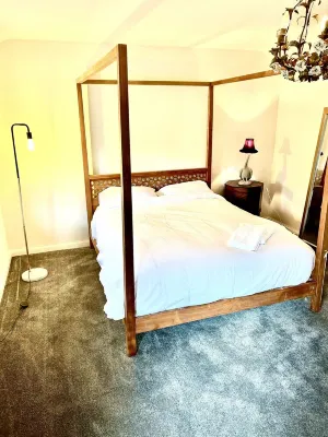 Pet friendly 2 bed cottage - Hot tub, log burner and gardens in countryside