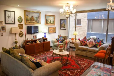 Modern two-bedroom apartment furnished in a classic style Hotel di 