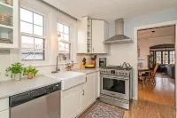 Historic Tudor Cottage - Cute 3 Bedroom Home