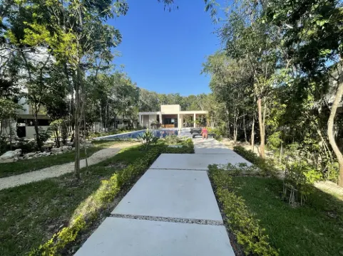 Luxurious villa, 2 swimming pools, 1 gym, quiet location close to the sea