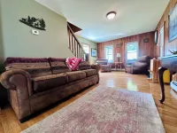 The Guides House • Cozy Main St Stay with Porch Views