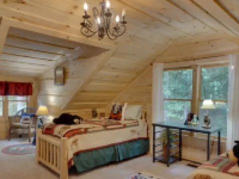 Cozy Cabin with ADA accessible, golfing, hiking,, beach, tennis, and more! โรงแรมในPickens County