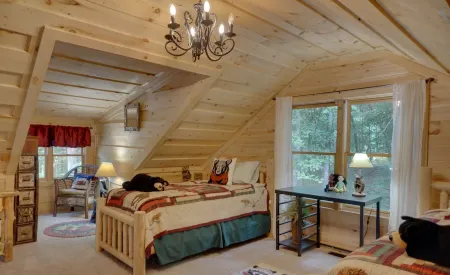 Cozy Cabin with ADA accessible, golfing, hiking,, beach, tennis, and more!