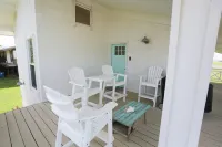 Charming 3-bedroom house in Port O'Connor w. view, 1 min to beach, pet friendly