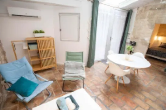 Bright, quiet Mazet in historic center