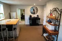 1-bedroom apartment, sleeps 4, in lovely Pilot Mountain-walk to Main st! Unit 2