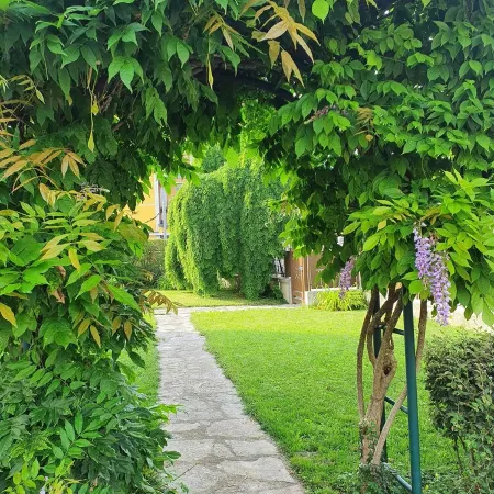 Locazione Glicine with 3 rooms for 4 guests with private parking and garden.