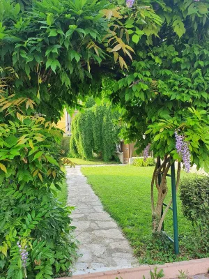 Locazione Glicine with 3 rooms for 4 guests with private parking and garden.