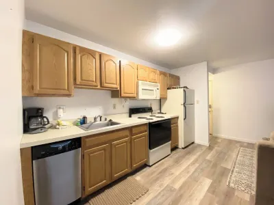 Chic 1-bedroom apartment with AC, WiFi in vibrant Wilmington with Laundry فنادق في 