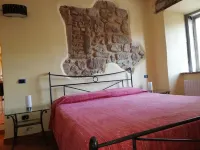 Tuscan Maremma: house in the medieval village of Roccatederighi. Hotels in Roccastrada