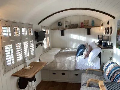 Luxury heated shepherd's hut in field location.  호텔