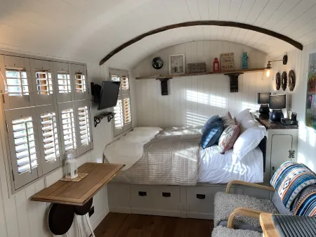 Luxury heated shepherd's hut in field location. Отели в г. Йет