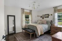 Huckleberry Guest House- Charming 2-bed cottage on serene Thompsons Station farm Hotels in Thompson's Station