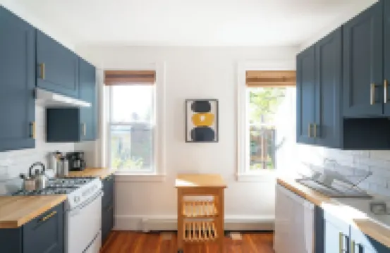Cozy 2 bdrm Newburgh apartment with private parking