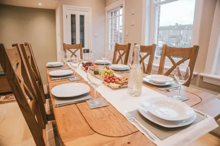 St. Michael's Town House - Elegant and Large home in the Heart of Gloucester Отели рядом с достопримечательностью «Колледж Хартпери Юниверсити энд Хартпери»