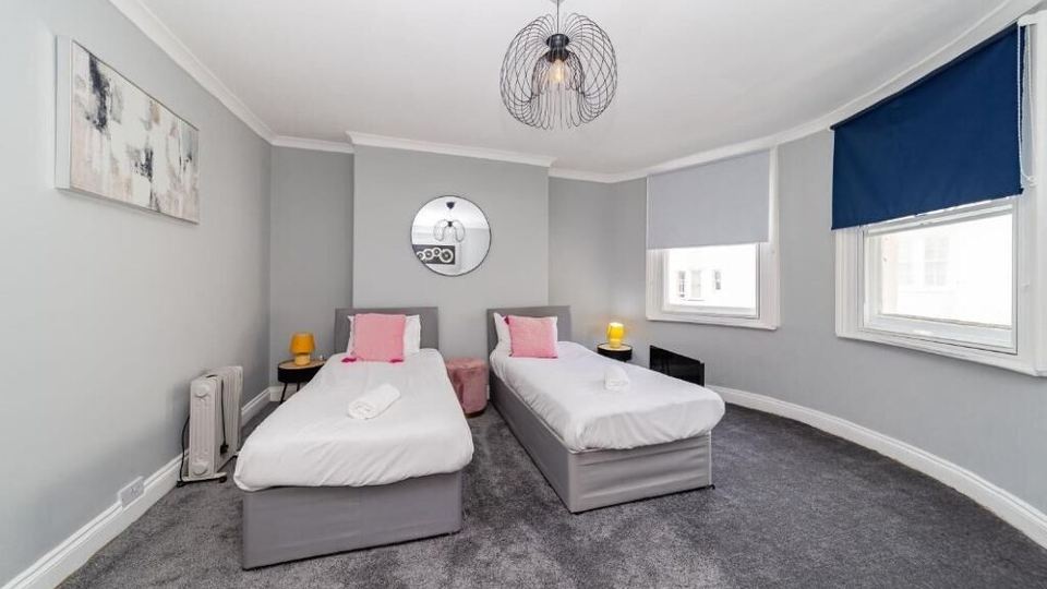 Central Hove 3 Bedroom Flat BN338AWAT
