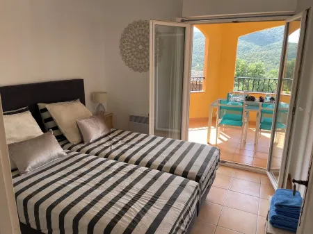 4p Apartment on beautiful Domaine with pool near the sea