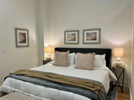 Romantic 1-Bedroom Retreat in Downtown Shelburne Falls—Walk to Everything