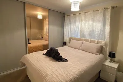 Dunfermline, 2 bedroom home with on-street parking Hotels in 