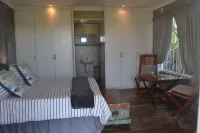 Cozy one bedroom suite, with a balcony, overlooking the pool and braai area. Hotels in Kingsburgh