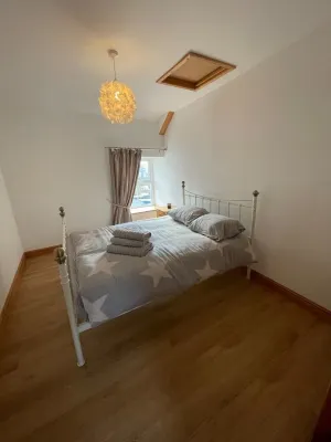 Lovely 3 bed flat above village restaurant