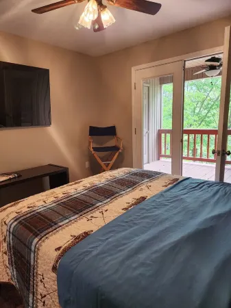 3-bedroom 2.5 bath lake house in wonderful Drasco with AC, WiFi. Enjoy your stay