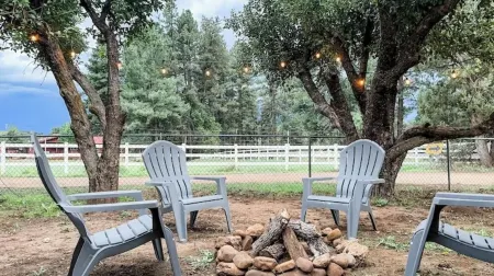 Walking distance to restaurants! Come enjoy our 3-bed cabin in Pine!