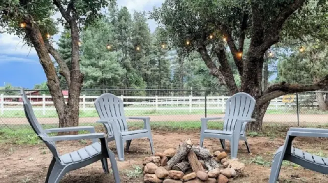 Walking distance to restaurants! Come enjoy our 3-bed cabin in Pine!