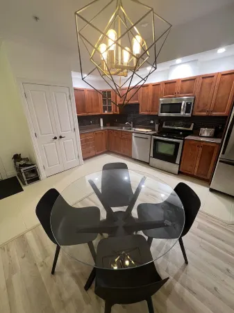 Stunning Condo Downtown Darmouth Отели рядом с достопримечательностью «Парк Ферри Терминал»