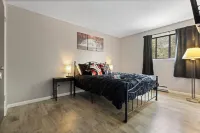 Cozy Apt Aurora/Sleeps 8/Free Wifi/55"/Parking Hotels near SciTech Hands On Museum