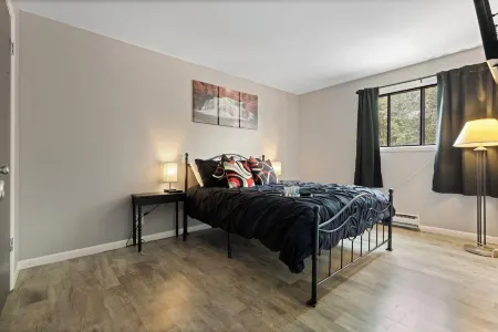 Cozy Apt Aurora/Sleeps 8/Free Wifi/55"/Parking